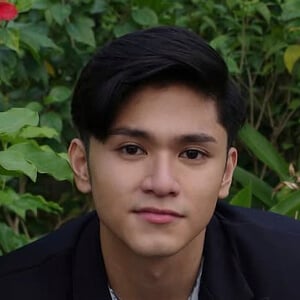 Derick Ong Headshot 6 of 6