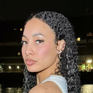 Dianny Peña Headshot 8 of 8