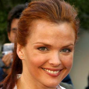 Dina Meyer at age 33