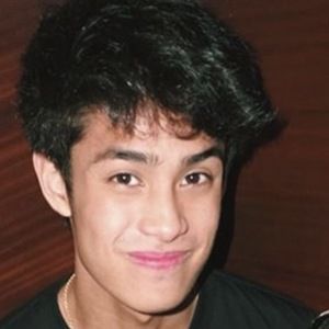 Donny Pangilinan Headshot 4 of 7