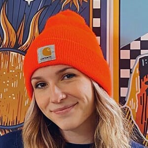 Elaine Giles Headshot 2 of 4