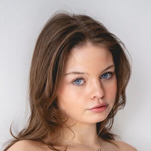 Elan Gwen Headshot 2 of 6