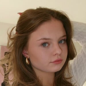 Elan Gwen Headshot 4 of 6