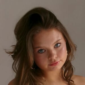 Elan Gwen Headshot 5 of 6