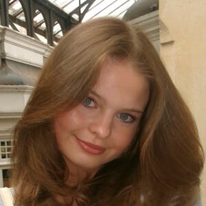 Elan Gwen Headshot 6 of 6