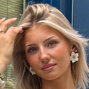 elena.zbt Headshot 5 of 9