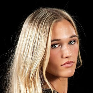 Elise Robbins Headshot 4 of 6