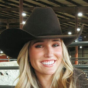 Elise Robbins Headshot 6 of 6