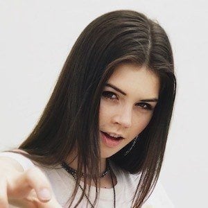 Elise Trouw Headshot 2 of 10