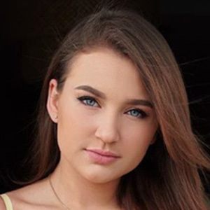 Elizabeth Zaks Headshot 4 of 10