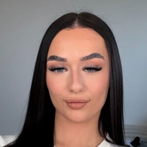 ElleMoonz Headshot 2 of 5