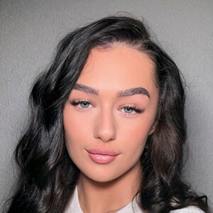 ElleMoonz Headshot 4 of 5