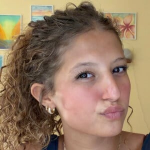 Elli Belle Headshot 2 of 9