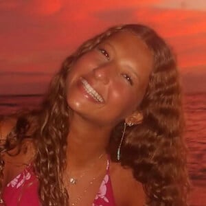 Elli Belle Headshot 7 of 9