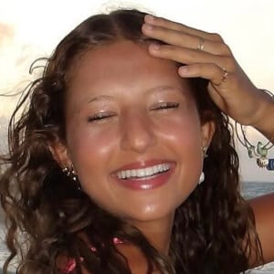 Elli Belle Headshot 8 of 9