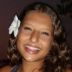 Elli Belle Headshot 9 of 9