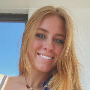 Elsa Putzier Headshot 2 of 6