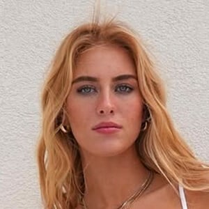 Elsa Putzier Headshot 5 of 6