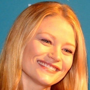 Emilie De Ravin Headshot 10 of 10