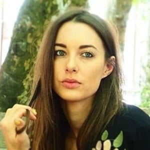 Emily Hartridge Headshot 2 of 10