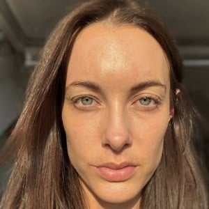 Emily Hartridge Headshot 9 of 10