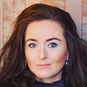 Eniko Toth Headshot 4 of 6