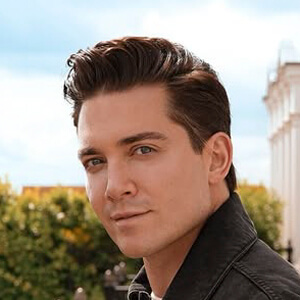 Eric Goldie Headshot 5 of 6