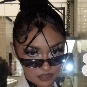 esamanavarrete Headshot 3 of 10