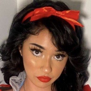 esamanavarrete Headshot 5 of 10