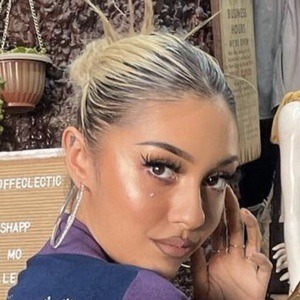 esamanavarrete Headshot 6 of 10