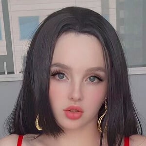 Evie Lee Mikomin Headshot 2 of 6