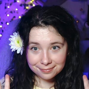 ezlilyy Headshot 4 of 6