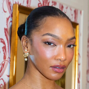 fashionablyjetlagged Headshot 6 of 9