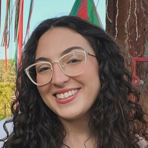 Fê Barone Headshot 5 of 6