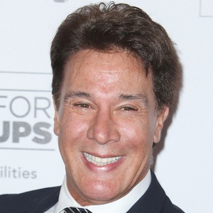 Fernando Allende Headshot 4 of 6