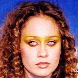 Fiona Apple - Bio, Family, Trivia | Famous Birthdays