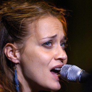 Fiona Apple - Bio, Family, Trivia | Famous Birthdays