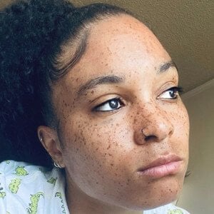 Frecklefacemomo Headshot