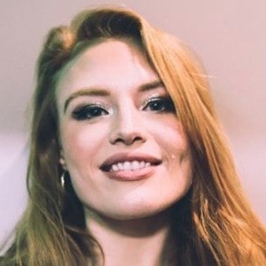 Freya Ridings Headshot 2 of 9