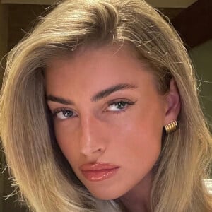 Freya Tidy Headshot 8 of 12