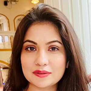 Geet Gambhir Headshot 6 of 7