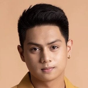 Gelo Alagban Headshot 3 of 10