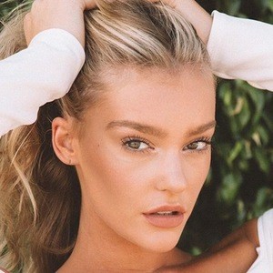 Georgia Gibbs (Model) - Age, Family, Bio | Famous Birthdays