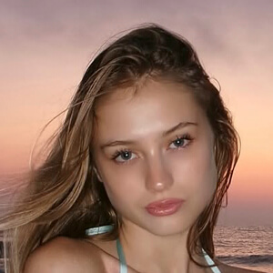 Gloria Lipinska Headshot 5 of 5