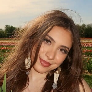 gloriresta Headshot 5 of 6