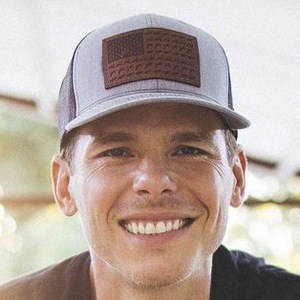 Granger Smith Headshot 7 of 10