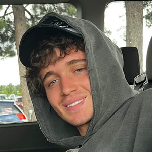 Guille Gars Headshot 2 of 3