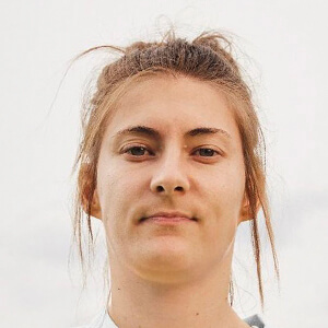 Hannah Blundell Headshot 4 of 5