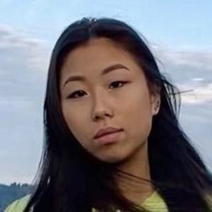 Hannah Li Headshot 3 of 10