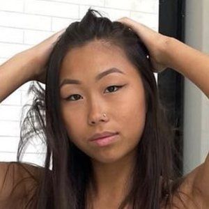 Hannah Li Headshot 9 of 10
